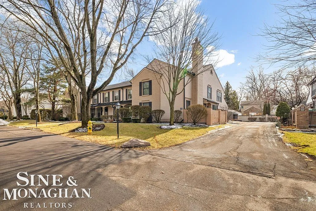 2029 Shorepointe Ln photo 1