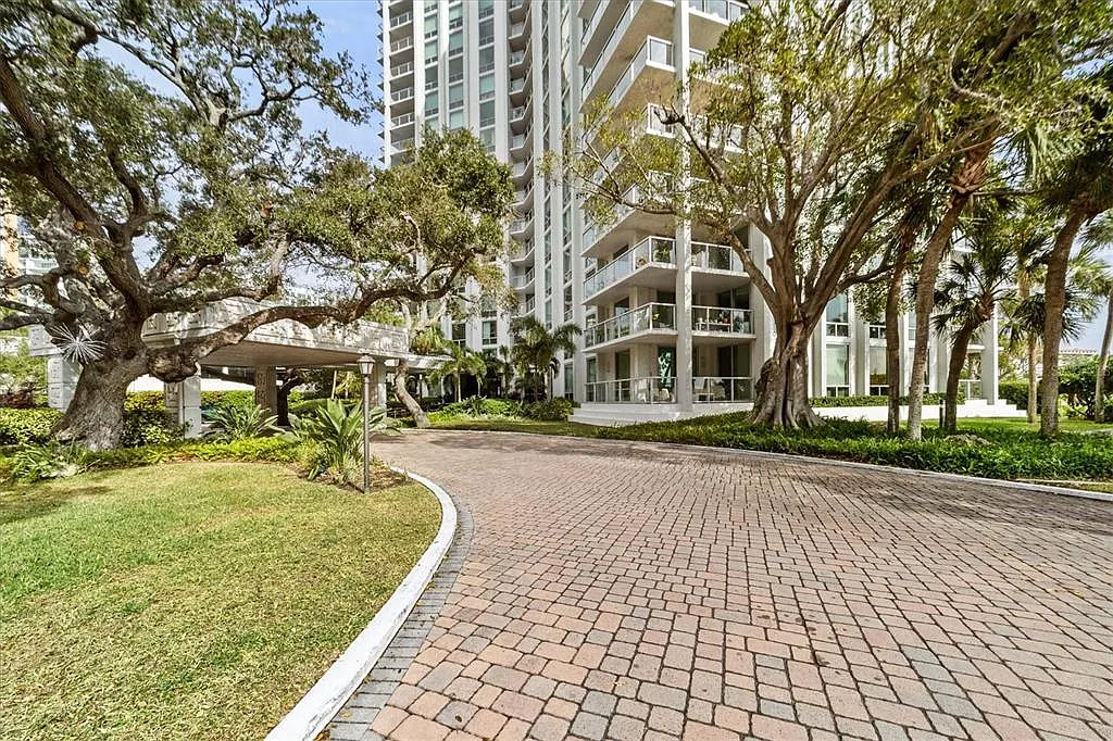 2 bed, 2.0 bath, 1577 sqft, $5,000 — Photo 2