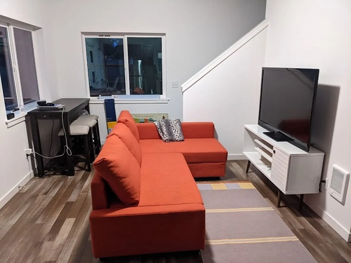 3 Bedroom Furnished Home close to Town — Photo 4