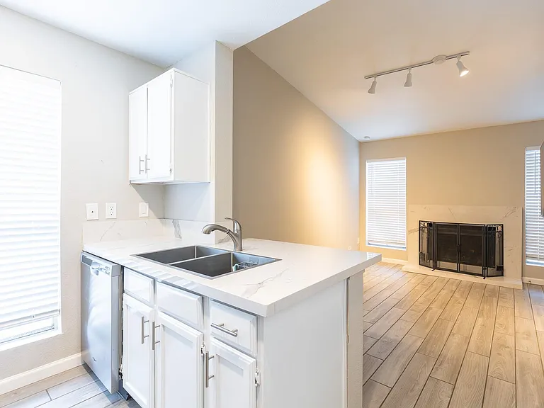 3900 Woodchase Dr #13 — Photo 3