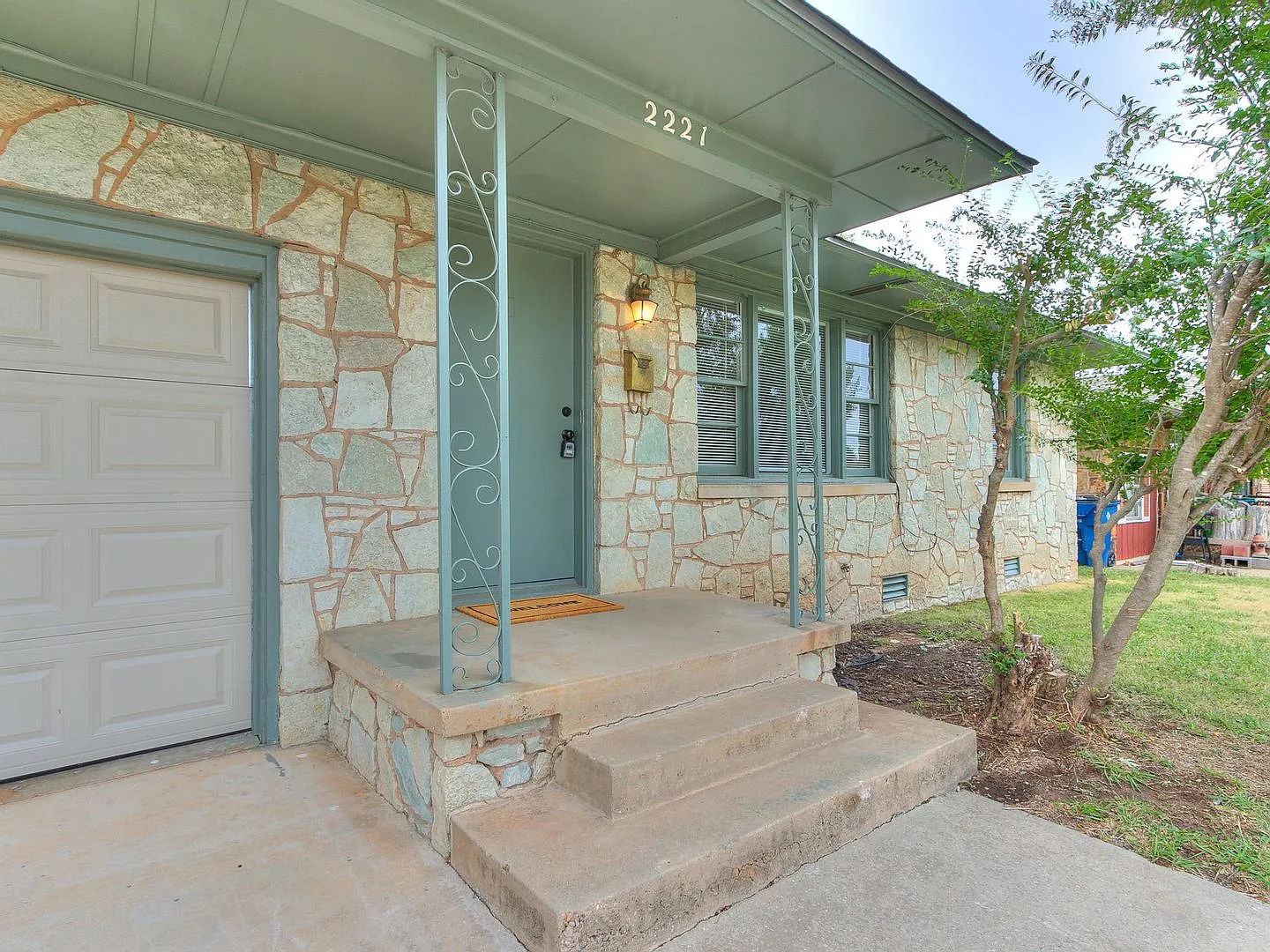 Beautiful updated home in The Village - 2 bed 1 bath — Photo 3
