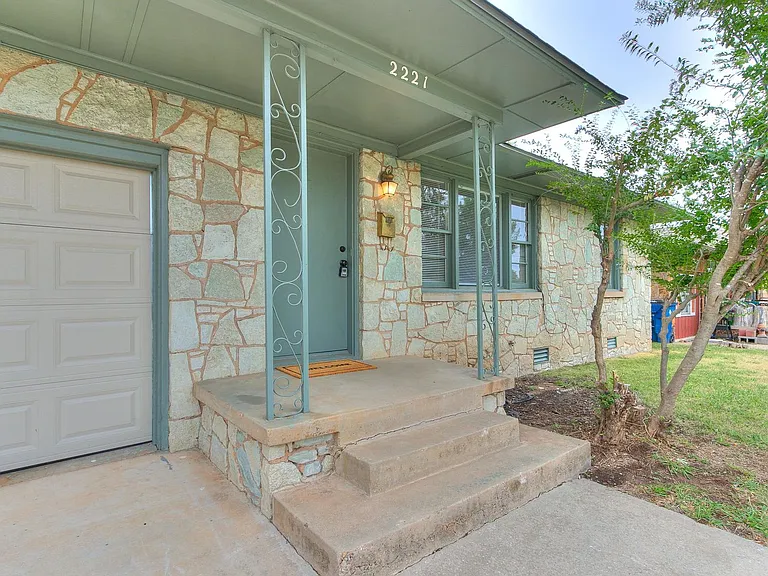 2221 Churchill Pl — Photo 3