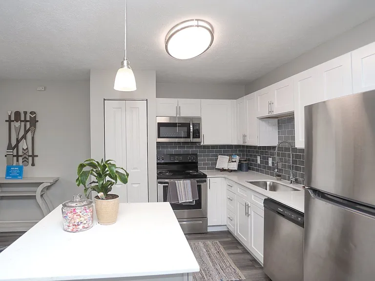 Meridian Court South — Photo 8