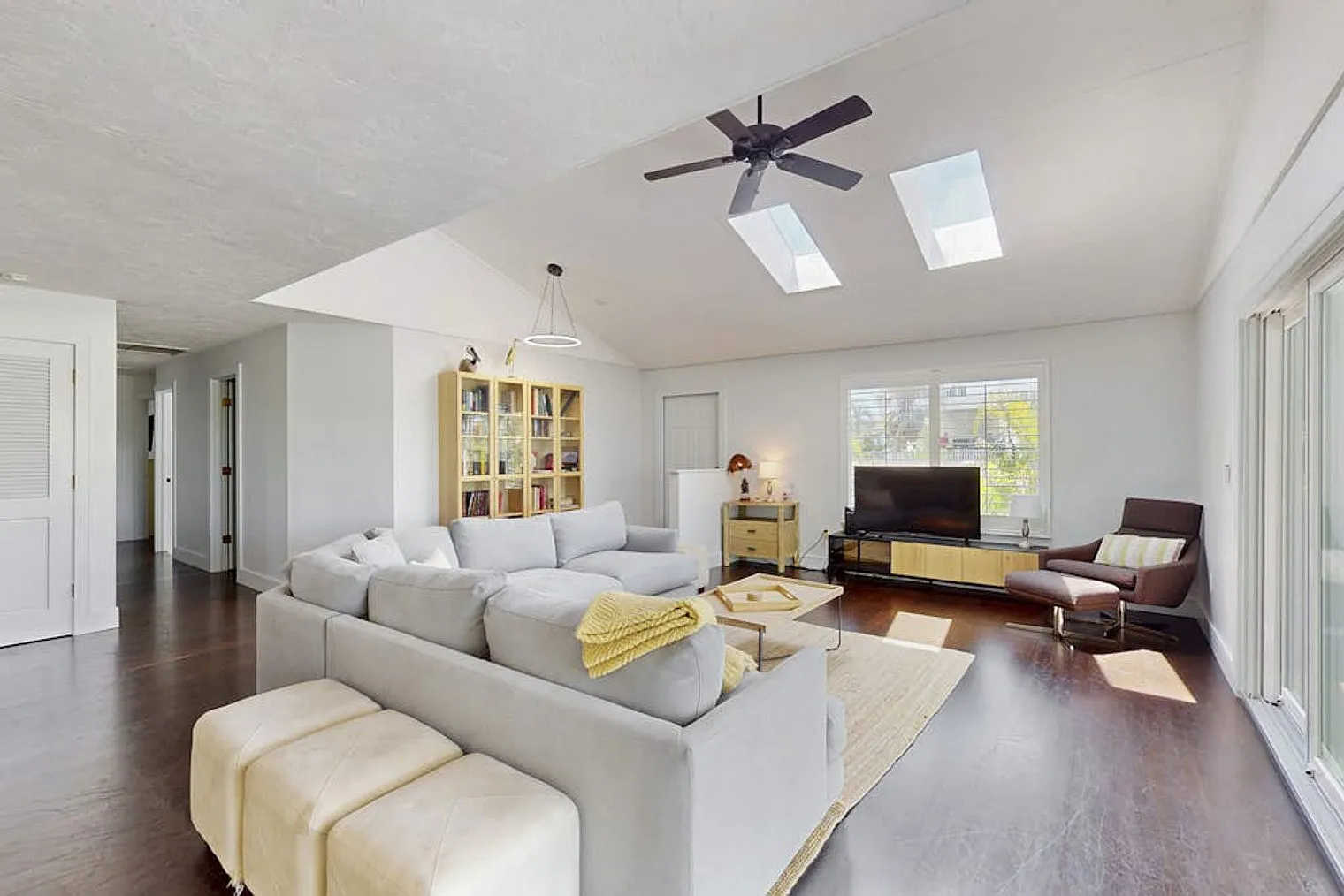 3 bed, 2.0 bath, 1420 sqft, $8,544 — Photo 1