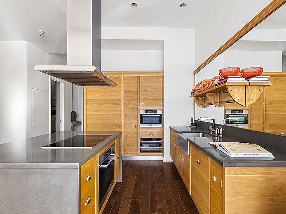 5th image of 425 W 50th St APT 10E