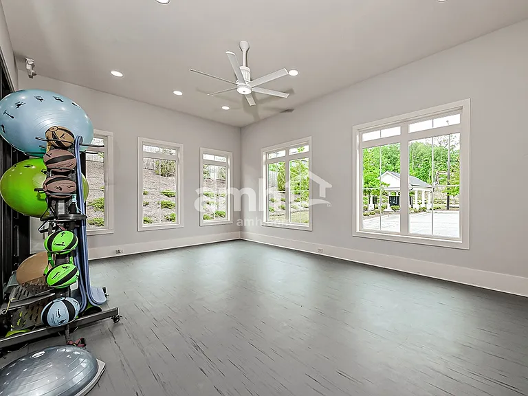 545 Summit View Ln — Photo 32
