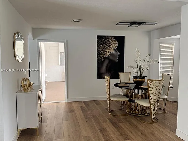 2359 Kings Crest Rd — Photo 3