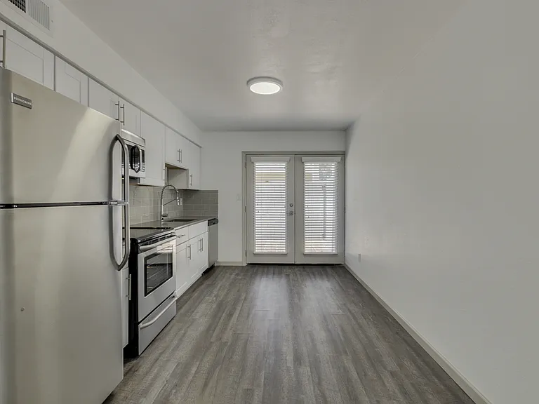 $0 First Month Rent! Remodeled 2 Bed Casita w/ Private Patio, W/D & Pool — Photo 10