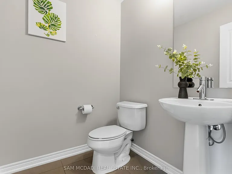 215 Dundas St E #9 — Photo 17