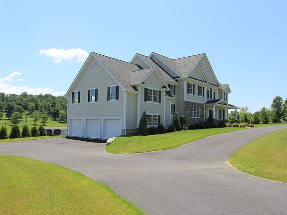 2nd image of 11 Country Hollow Dr
