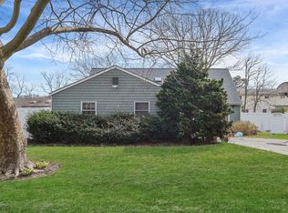 575 Bayport Ave, Bayport, NY 11705