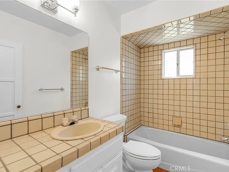 2151 N Altadena Dr — Photo 24