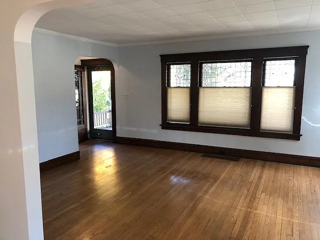 17433 Woodford Ave — Photo 3