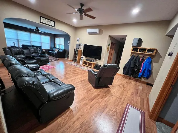 943 Deer Run Dr, Monticello, IA 52310