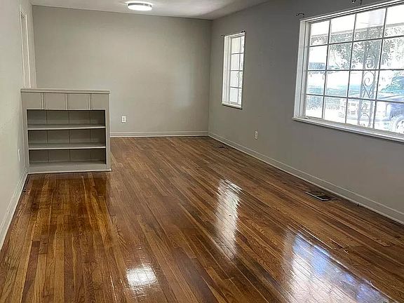 3rd image of 105 Lakeview Dr