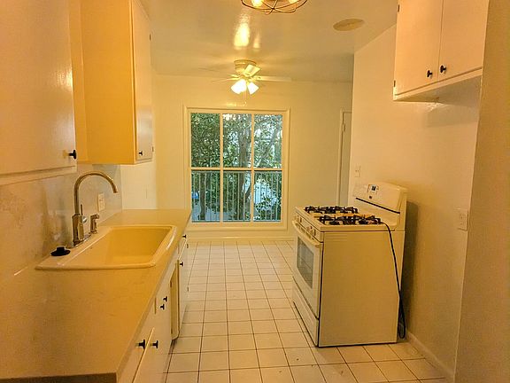 4th image of 304 Maryland St APT D