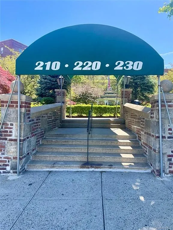 230 Pelham Rd APT 1B photo 1