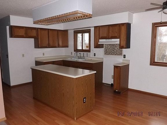 Lovely kitchen w/hardwood floor