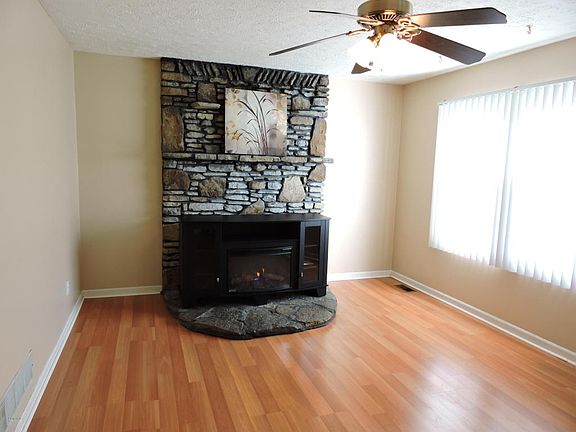 4th image of 160 Redbud Dr