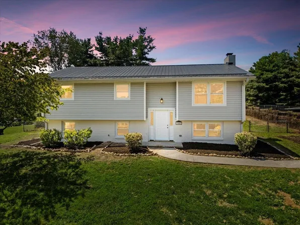 7209 Meadowview Dr, Radford, VA 24141