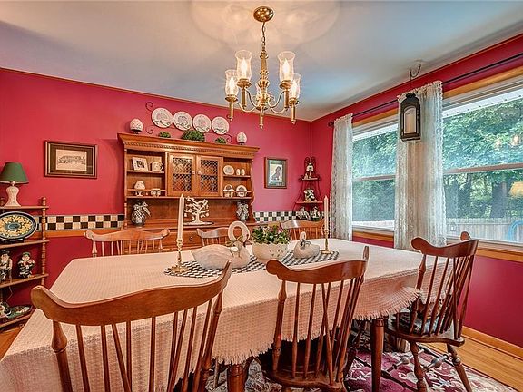 4th image of 227 Thornton Cir S