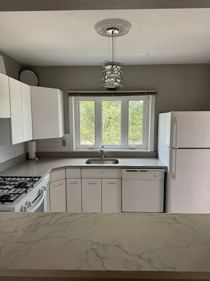 2 bed, 750 sqft, $1,995 — Photo 3