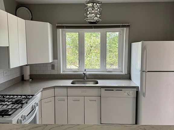 3rd image of 606 Green Bay Rd APT 2A