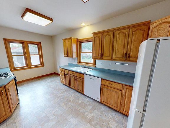 3rd image of 914 St Clair STREET