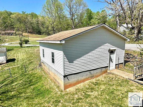 4th image of 324 Shelton Cir