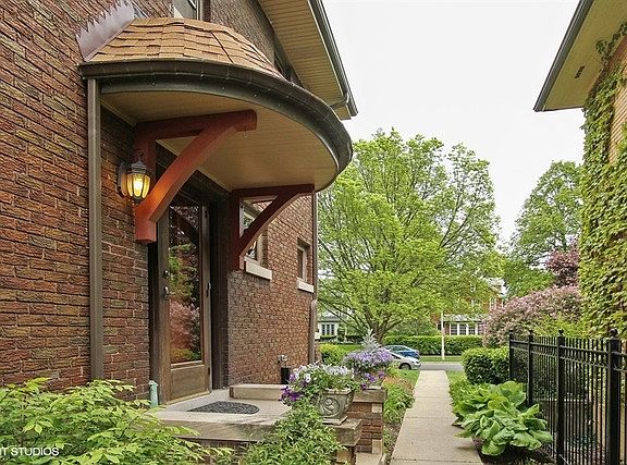 2nd image of 903 Fair Oaks Ave