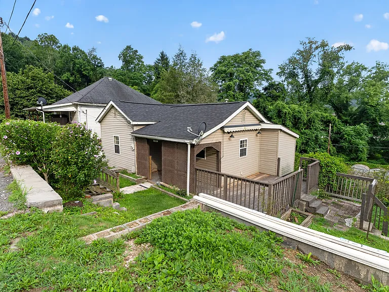 138 Austin Ave — Photo 3