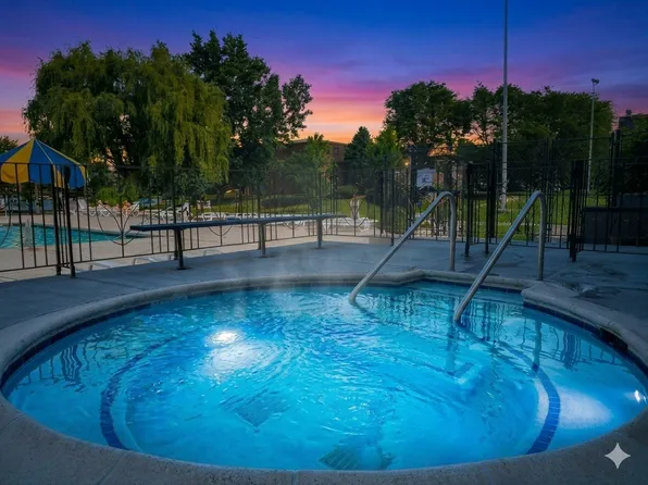 9374 Bay Colony Dr APT 2S, Des Plaines, IL 60016