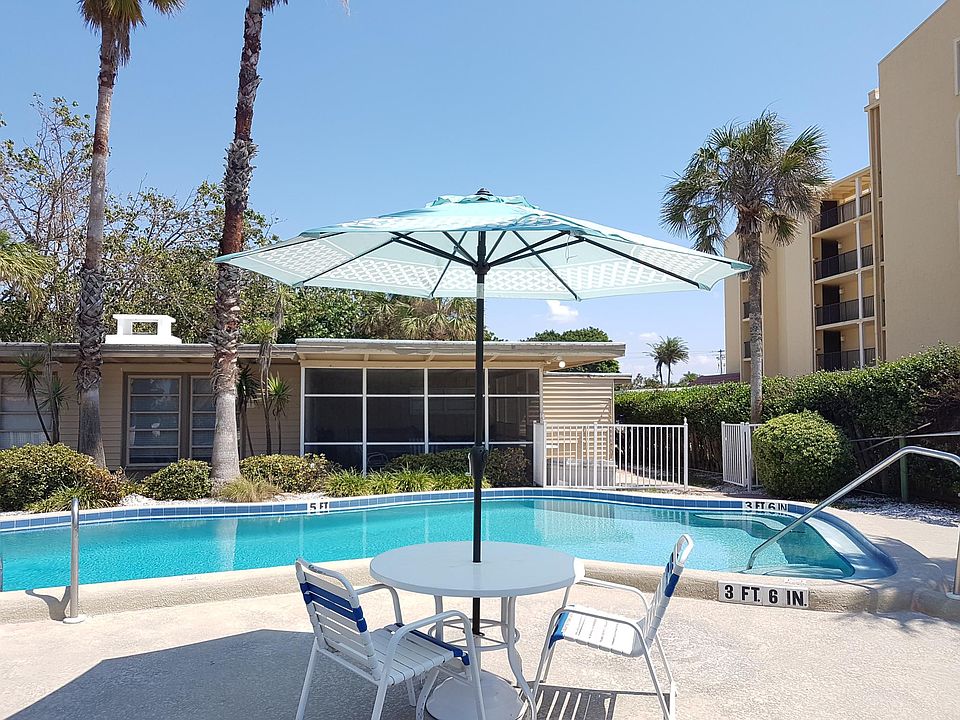 Table, umbrella and chairs