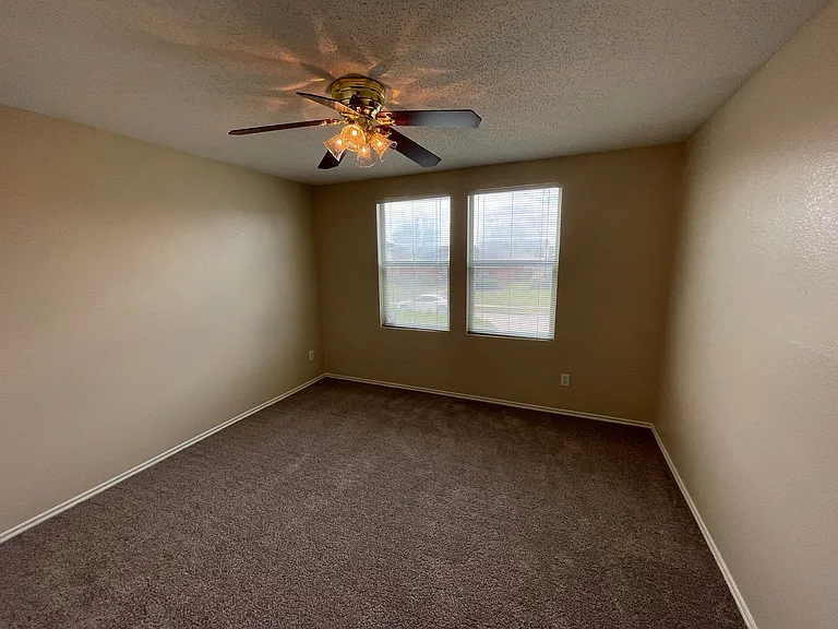 2912 Crimson Clover Dr — Photo 11