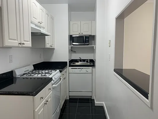 Rented by Stonehenge NYC LLC | media 3