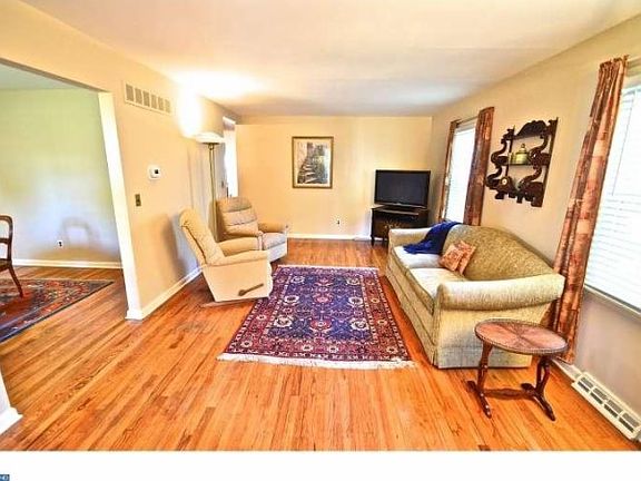 4th image of 2225 Lancashire Dr