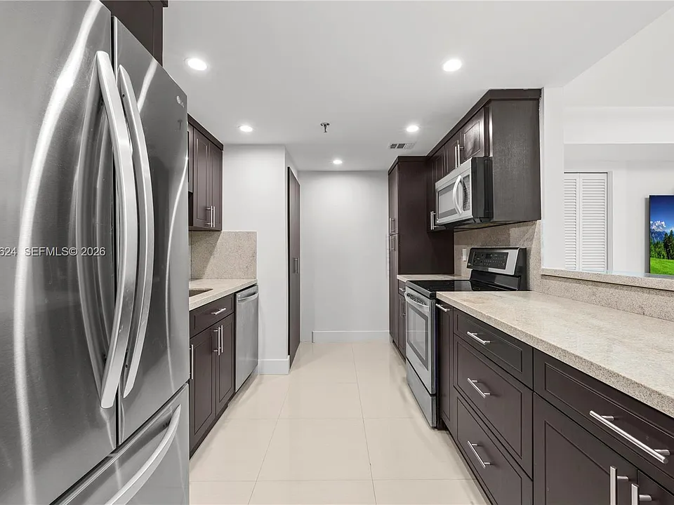 2457 Collins Ave #307