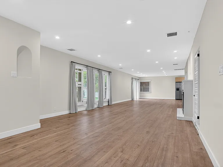 4711 Tyrone Ave — Photo 35