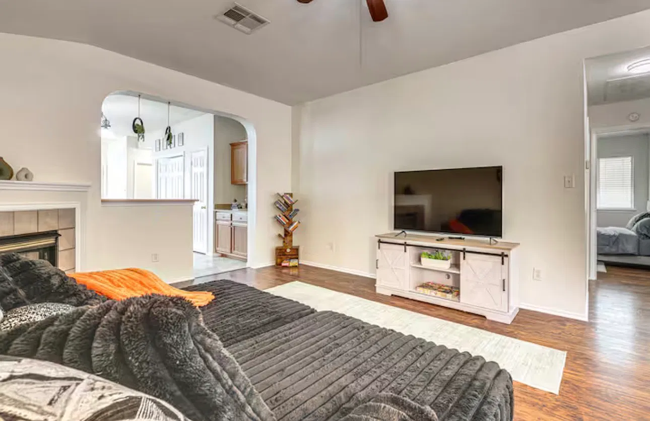 3 bed, 1306 sqft, $1,800 — Photo 1