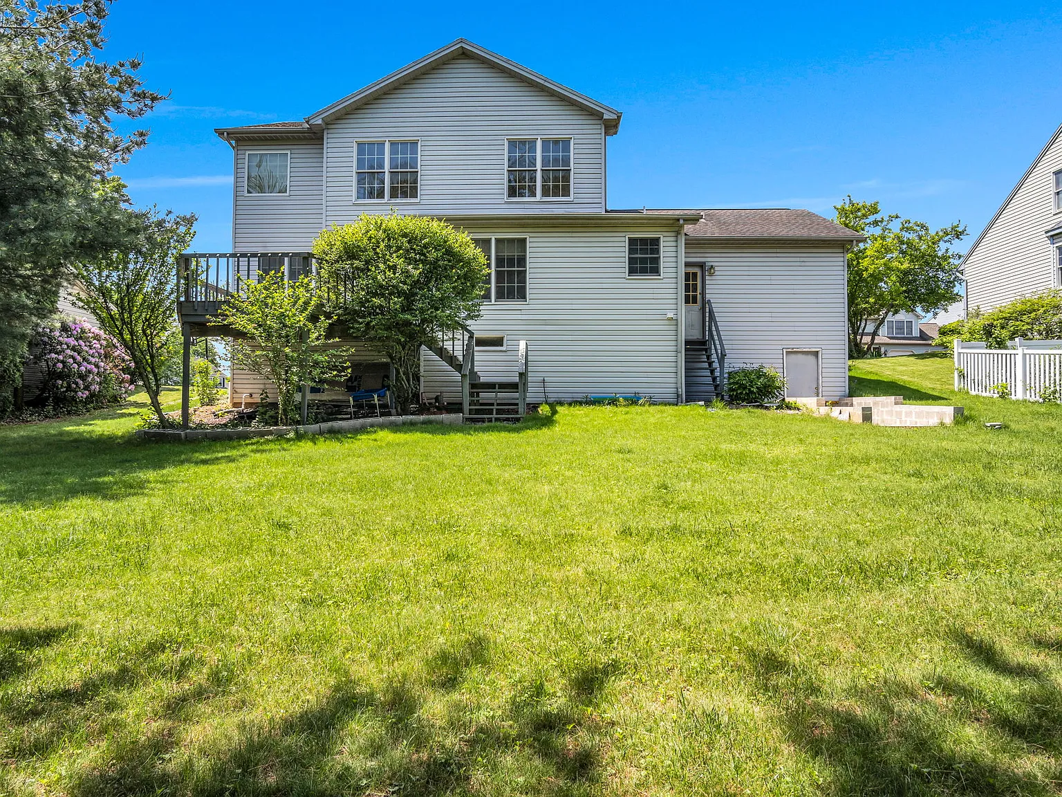 4 bed, 2.5 bath, 1922 sqft, $2,450 — Photo 4