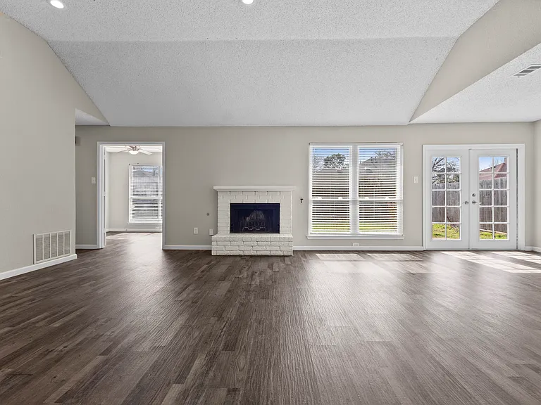 2847 Red Oak Dr — Photo 2