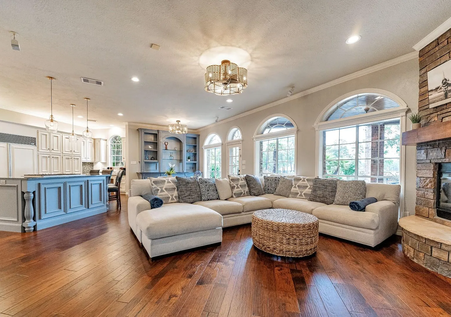 5 bed, 4.0 bath, 4126 sqft, $10,500 — Photo 3