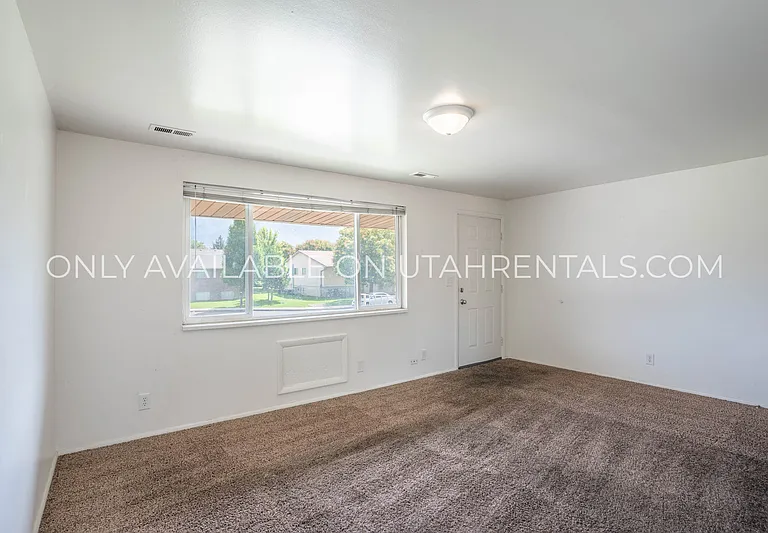 1050 S Virginia Cir — Photo 3
