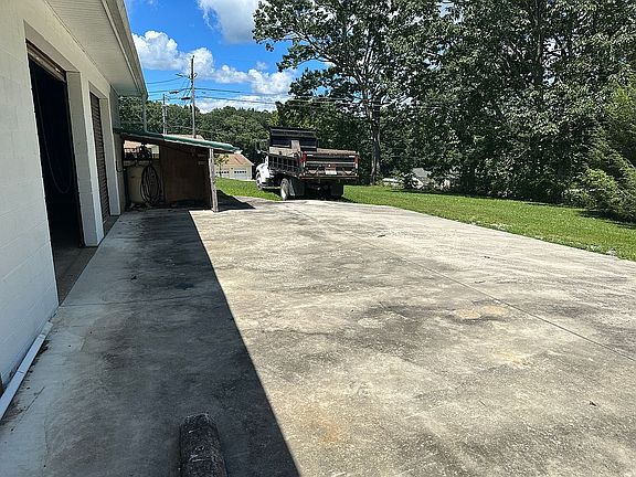 4th image of 1106 Red Bud Rd