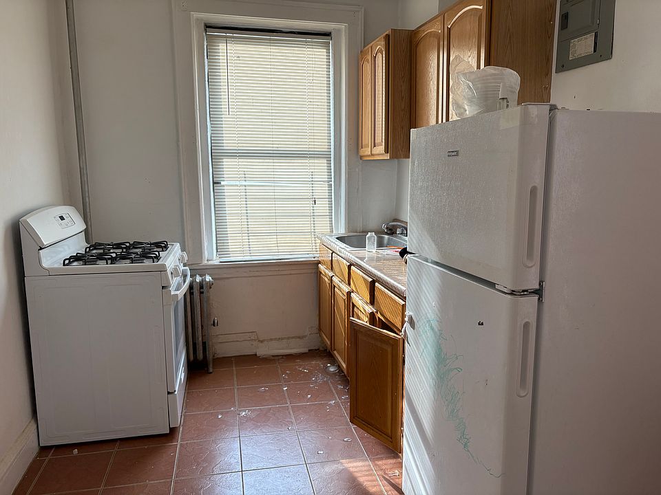 2nd image of 145 Livingston Ave APT 1D