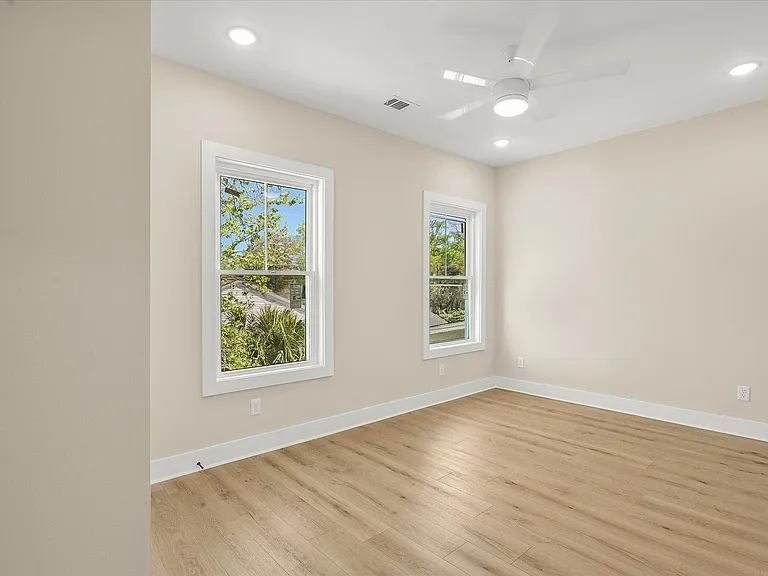 658 E Henry St — Photo 18