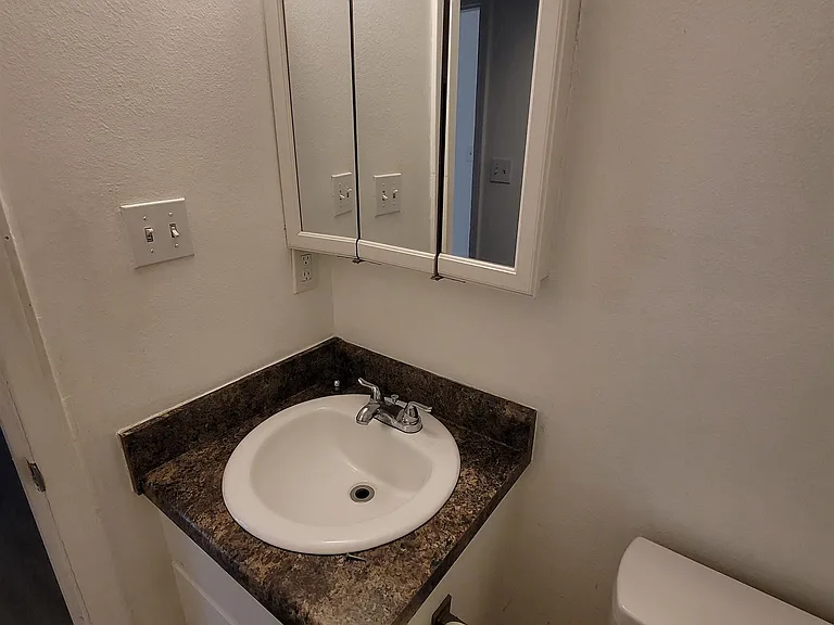 311 W Peachtree Ave — Photo 5