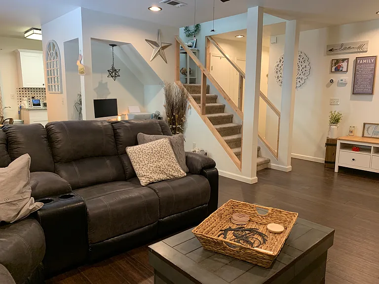 1102 Maple Dr — Photo 2