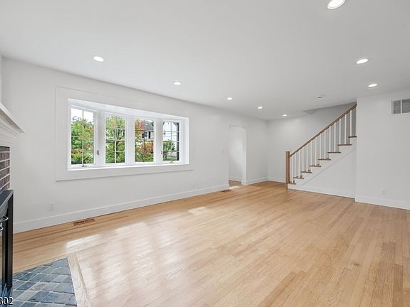 5th image of 34 Howard St