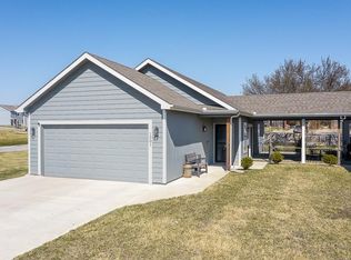 1301 E Joles Dr, Tonganoxie, KS 66086